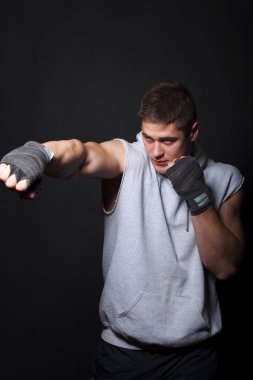  Onun harika bir tarzda ve hareketi onun boks hamle pratik yaparken gösteren bir adam 