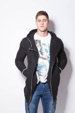 Şık giyimli adam beyaz bir arka plan üzerinde duran