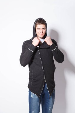 Beyaz bir arka plan üzerinde duran Hood, şık giyimli adam