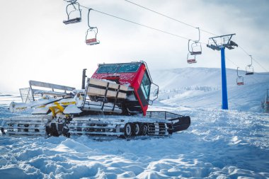 Snowcat, telesiyej asansörde güneşli soğuk kış günü