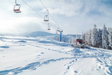 Manzara. Kırmızı snowcat ve Kayak Merkezi sandalye kaldırma