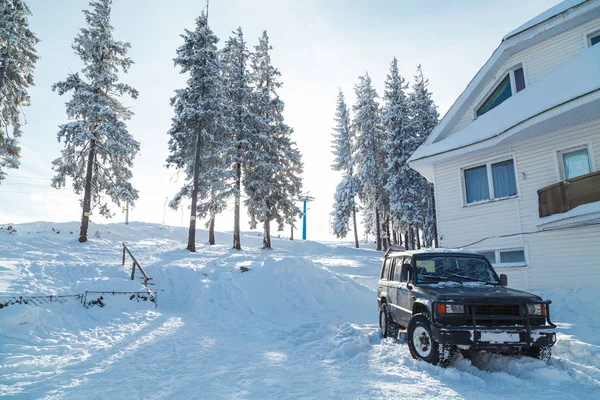 Landschap. Besneeuwde boom en de auto naast het huis, allemaal in de sneeuw — Stockfoto