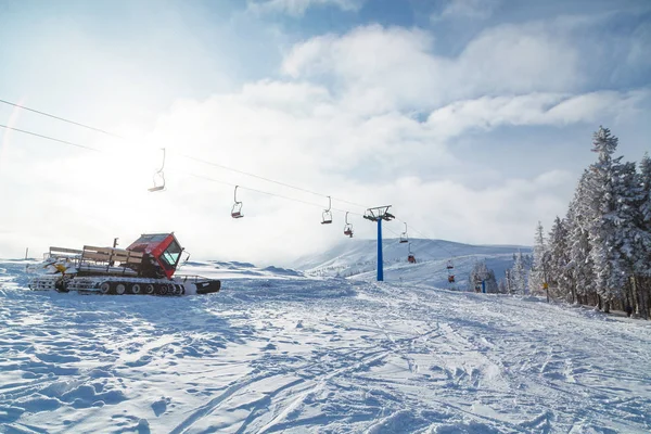 Snowcat, chairlift hiss i solig kall vinterdag — Stockfoto