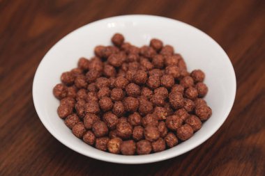 Çikolatalı Mısır topları beyaz kase