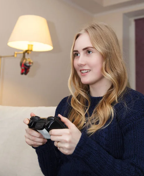 Jovem mulher bonita jogando um jogo de vídeo — Fotografia de Stock