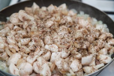 bir tavada hazırlanan mantar