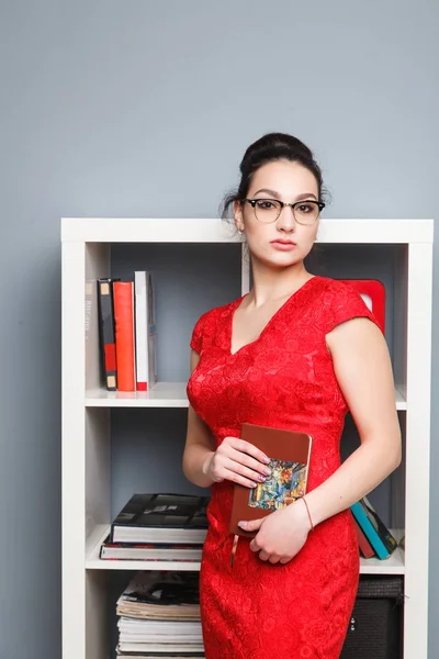 Una exitosa mujer de negocios sosteniendo un cuaderno. Oficina, mujer de negocios trabajando . — Foto de Stock