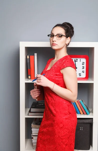 Hermosa joven mujer de negocios en un vestido rojo — Foto de Stock