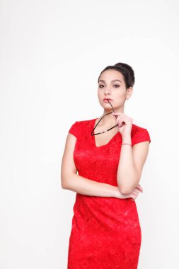 Başarılı iş kadını beyaz bir arka plan üzerinde durup gözlüklü