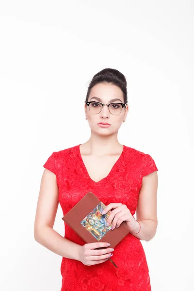Joven mujer de negocios sosteniendo un libro en sus manos — Foto de Stock
