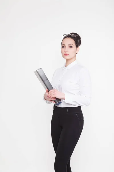 Mujer de negocios sosteniendo un libro en su mano — Foto de Stock