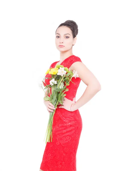 Jovem mulher em um vestido vermelho com um buquê de flores — Fotografia de Stock