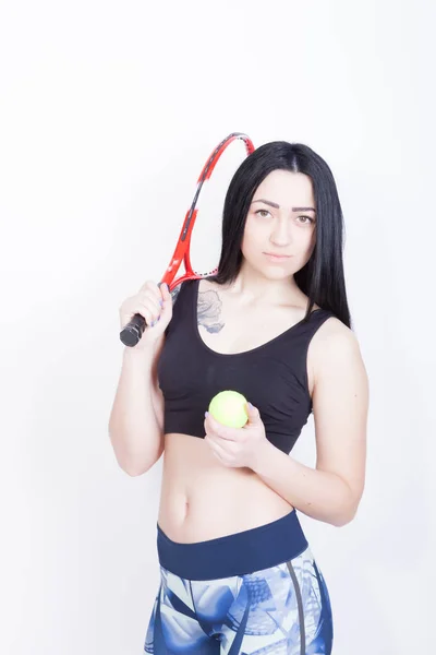Femme sportive avec raquette de tennis et ballon — Photo