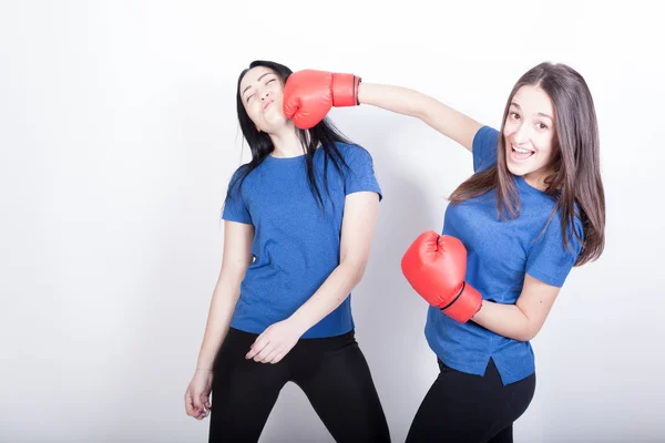 Due giovani donne allegre stanno facendo boxe. Le donne sportive si divertono . — Foto Stock