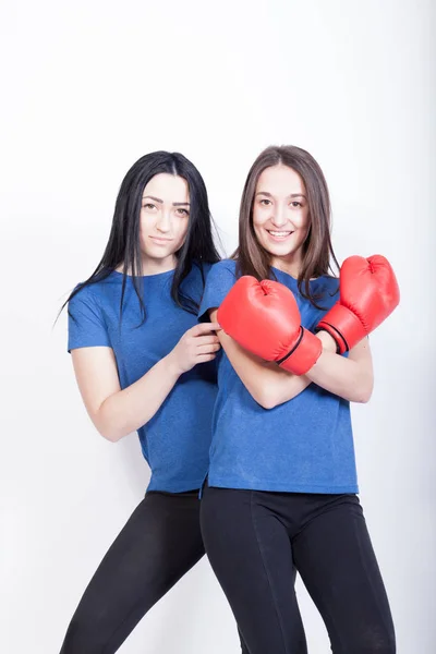 Due belle donne in guanti da boxe — Foto Stock