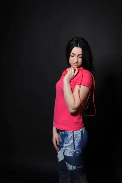 Deportes una hermosa mujer sosteniendo una cuerda roja en las manos de — Foto de Stock