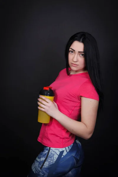 Pembe gömlekli bir shaker tutan spor kadın — Stok fotoğraf