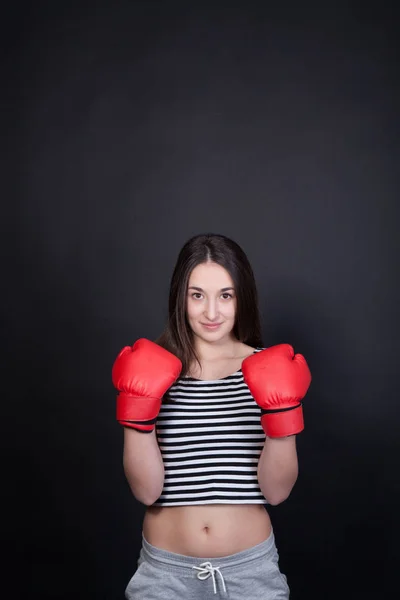 Ganska ung sport kvinna med boxningshandskar — Stockfoto