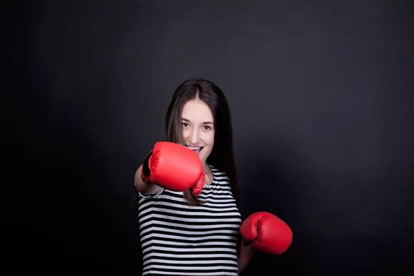 Mujer deportiva bastante joven con guantes de boxeo —  Fotos de Stock