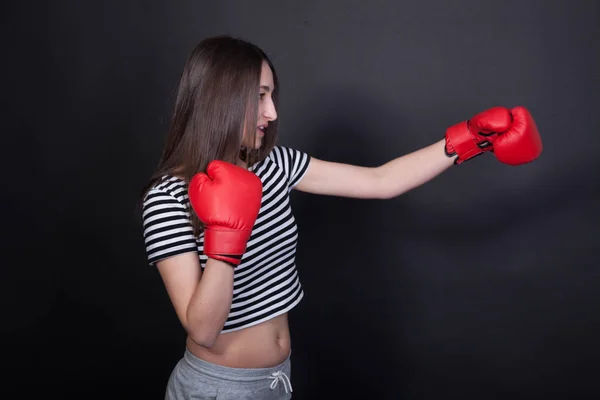Mujer deportiva bastante joven con guantes de boxeo — Foto de Stock