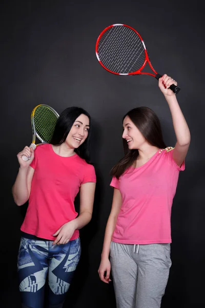 Esportes jovem mulher com raquete de tênis — Fotografia de Stock