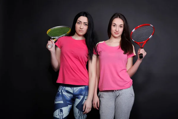 Esportes jovem mulher com raquete de tênis — Fotografia de Stock