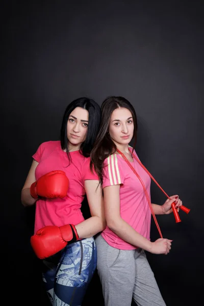 Dos jóvenes en el deporte de los guantes de boxeo con una cuerda para saltar —  Fotos de Stock
