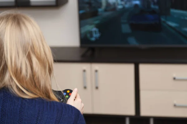 Jovem mulher brincando no console — Fotografia de Stock