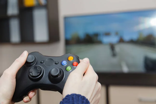 Mujer joven jugando en la consola — Foto de Stock