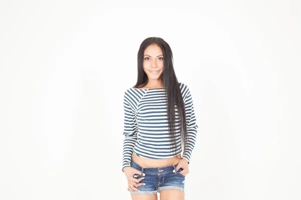 Het vrolijke jongedame mulat in korte broek en een T-shirt — Stockfoto