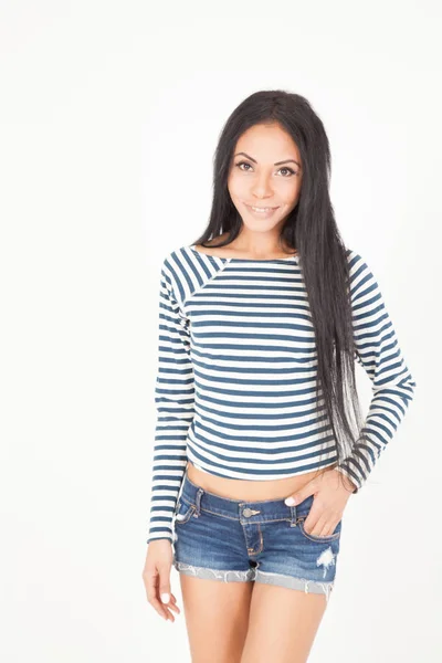 Mulatt ung glad kvinna i shorts och T-shirt — Stockfoto