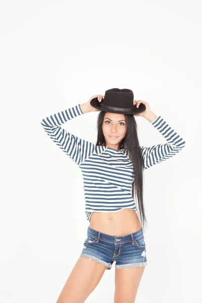 Mulato joven mujer con un sombrero negro — Foto de Stock