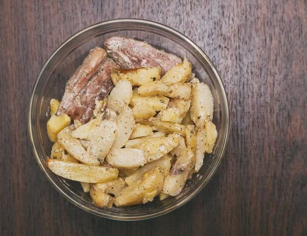 Hús sült burgonyával — Stock Fotó