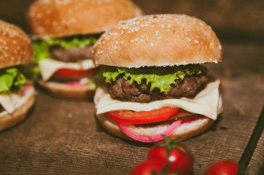Burger, kırmızı biber ve domates