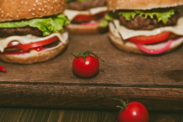 Burger mit Käse und Schweinefleisch — Stockfoto