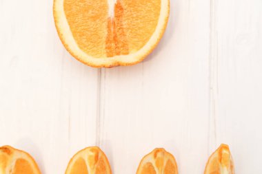 ahşap beyaz bir arka plan üzerinde olgunlaşmış turuncu