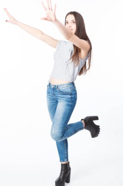 neşeli kadın ellerini havaya kaldırdı