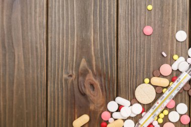 hap ve termometre ahşap arka plan üzerinde