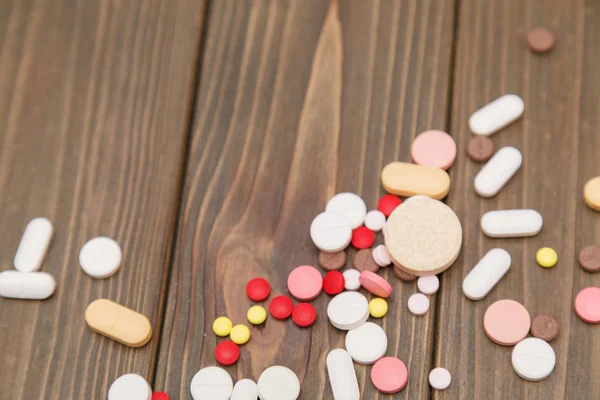 Bir sürü renkli ilaç ve haplar.