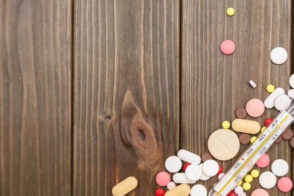 hap ve termometre ahşap arka plan üzerinde