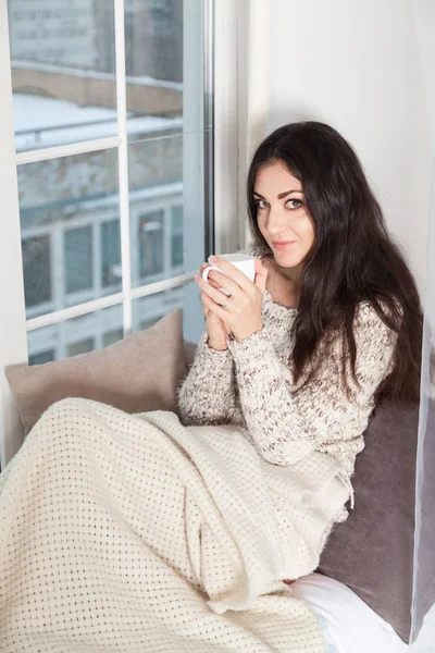 Жінка з чашкою кави біля вікна — стокове фото
