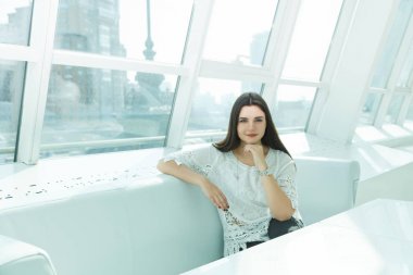 Genç tablo tarafından oturan kadın