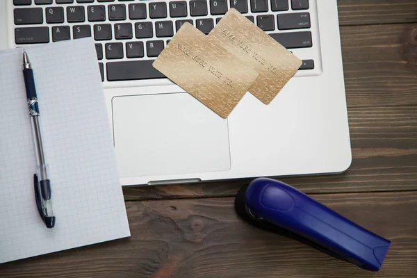 Office accessories and credit card on laptop keyboard — Stock Photo, Image