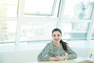 Tablo tarafından oturan genç kadın