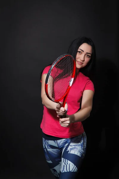 Mulher desportiva com uma raquete de ténis na mão — Fotografia de Stock