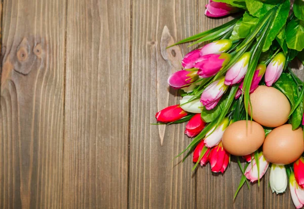 Œufs sur un bouquet de tulipes — Photo