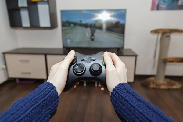 Mãos de uma mulher segurando um gamepad — Fotografia de Stock