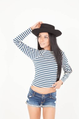 Güzel melez kadın siyah bir şapka