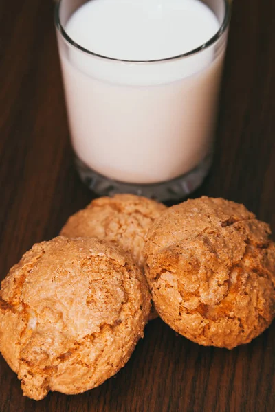 Frühstück, Milch und Gebäck — Stockfoto