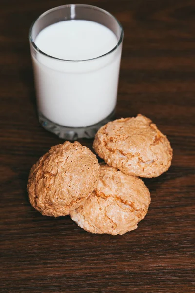 Ein Glas Milch und Kekse — Stockfoto